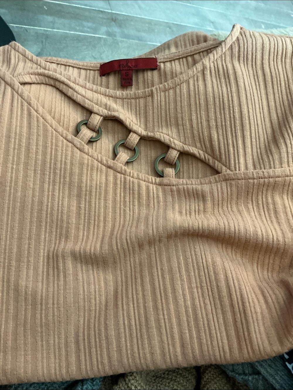 🔥 Red by BKE Dusty Rose Ribbed Cutout Grommet Short Sleeve Top - Women's S